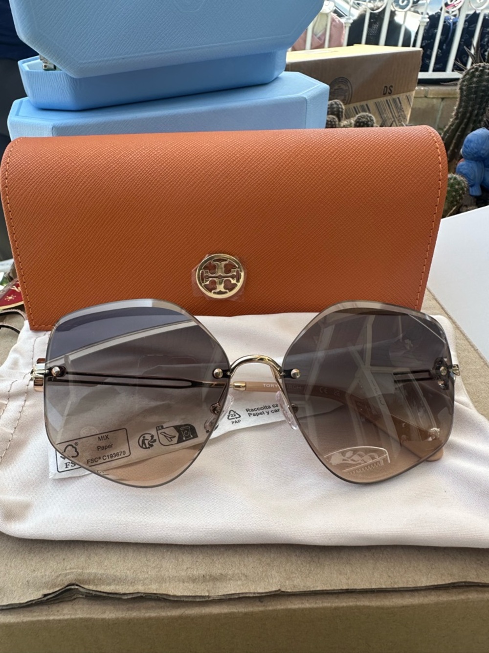 Tory Burch Women's Brown Gradient Lens Sunglasses with Orange Case - Picture 6 of 11